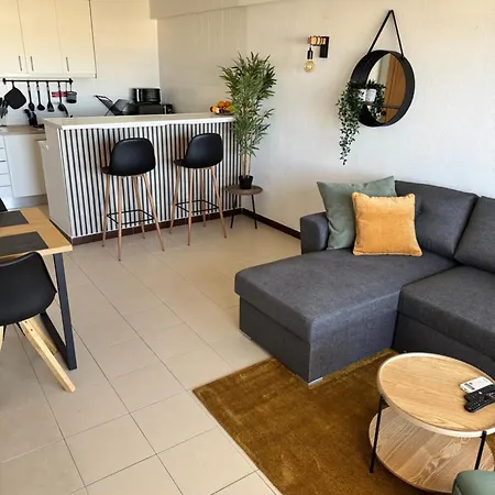 Cozy Sea View With Balcony & Access Apartment *