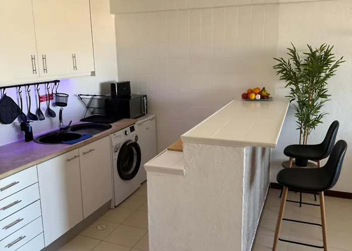 Cozy Sea View With Balcony & Access Apartment *