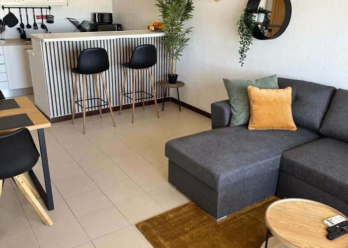 Cozy Sea View With Balcony & Access Apartment *