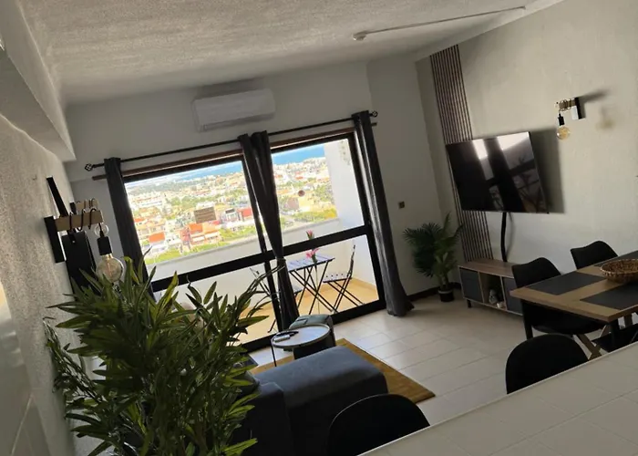 Cozy Sea View With Balcony & Access *